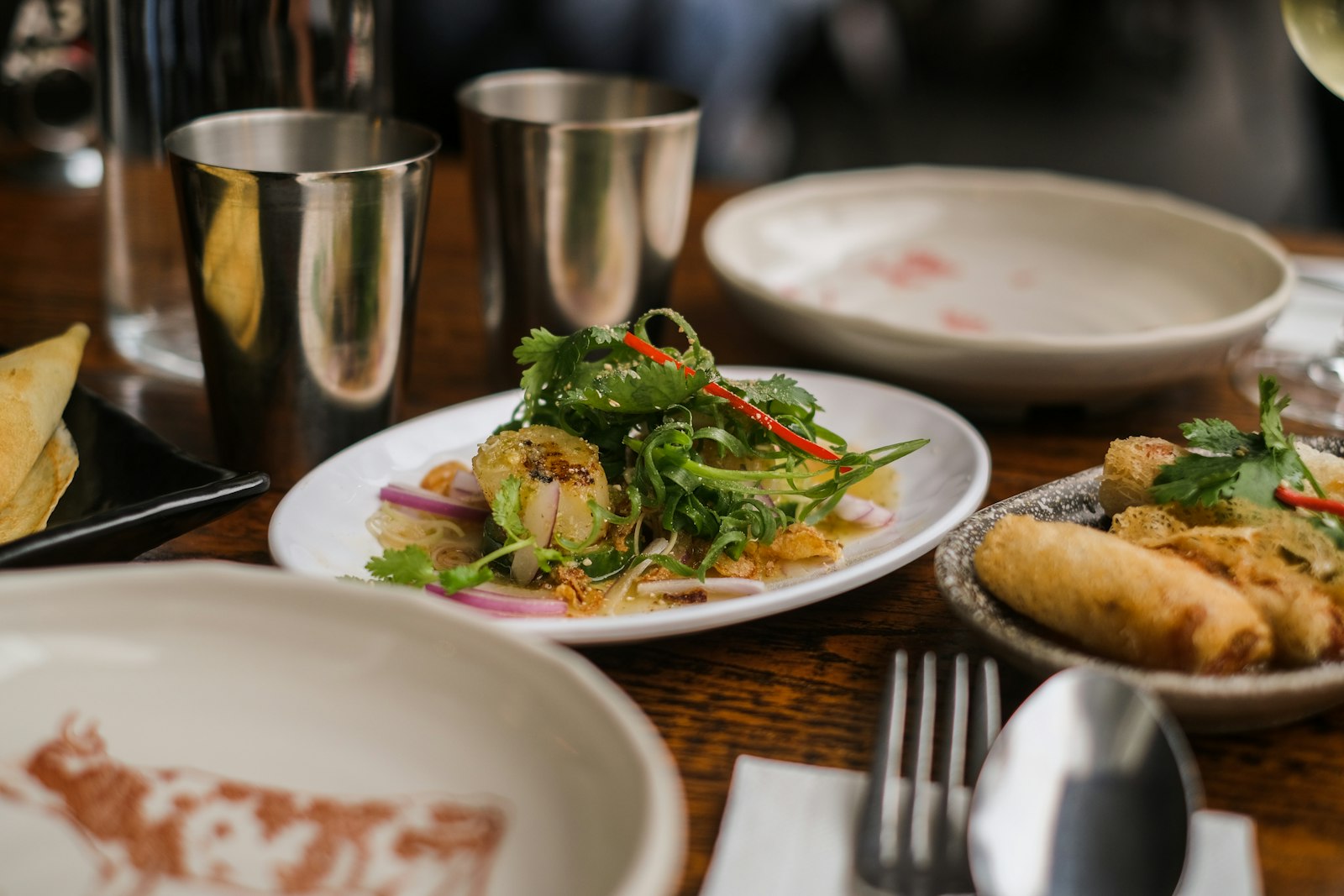 Gedeelde gerechten en borden op tafel bij all you can eat