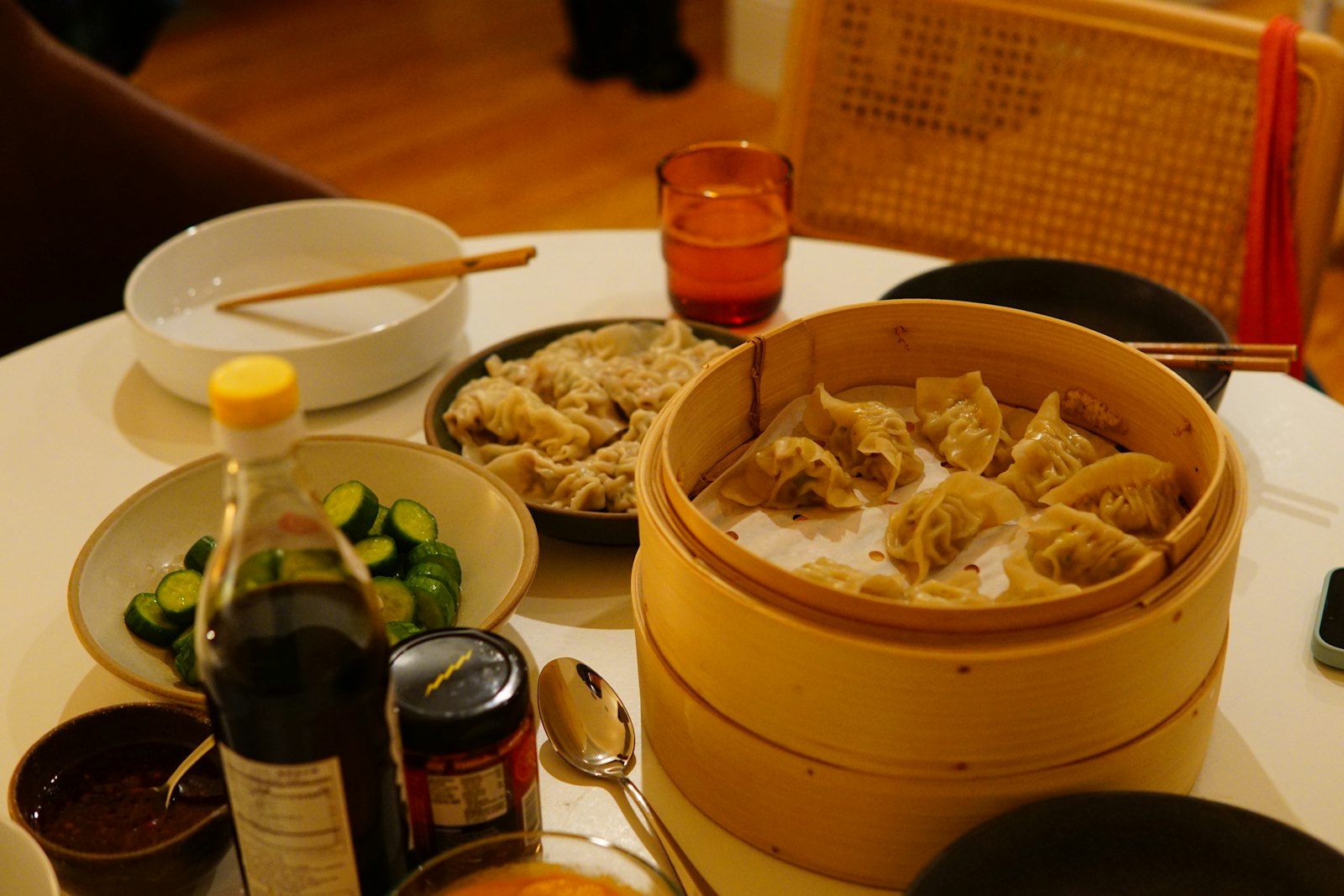 Dumplings in een bamboe stoommandje met bijgerechten