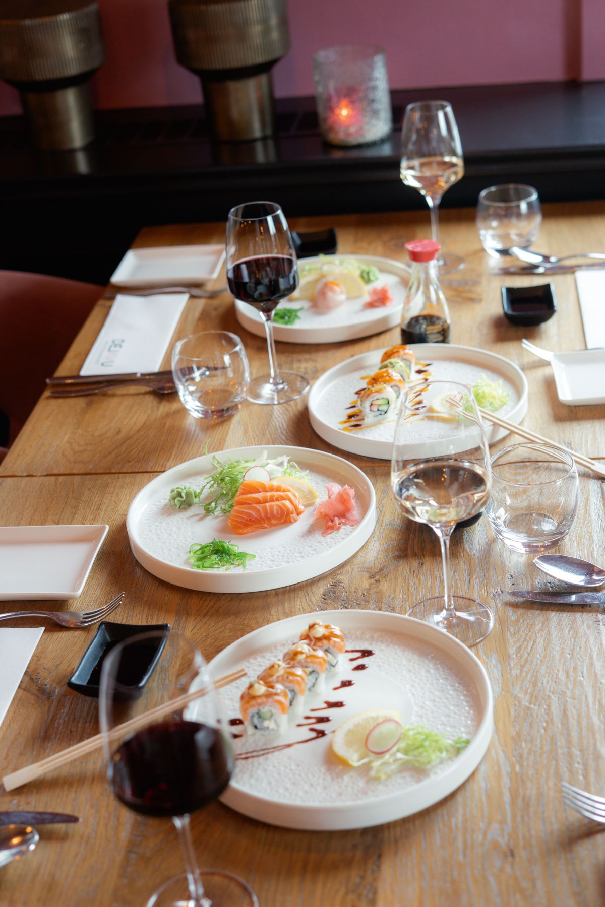 Tafel met sushi, wijn en bestelde gerechten