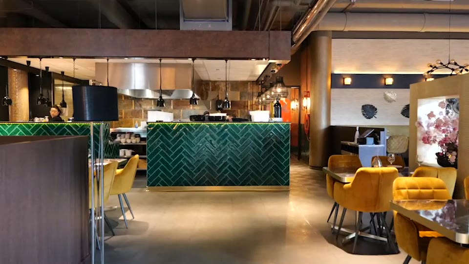 Toonbank van een horecazaak met stoelen ervoor