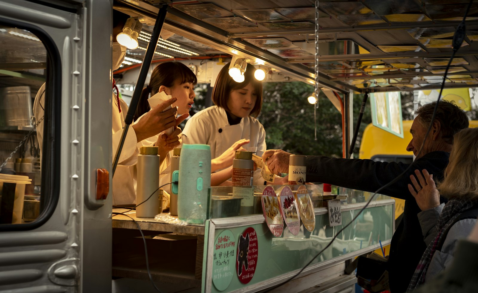 Gasten bestellen bij het luik van een foodtruck
