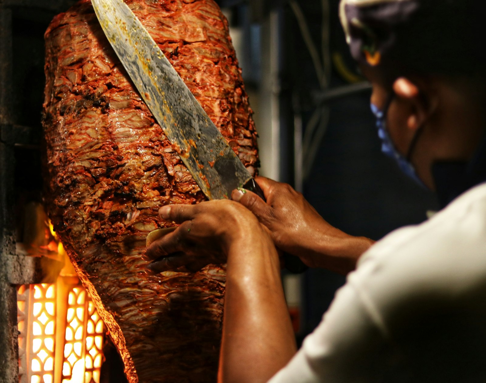 Shoarma wordt van de spies gesneden