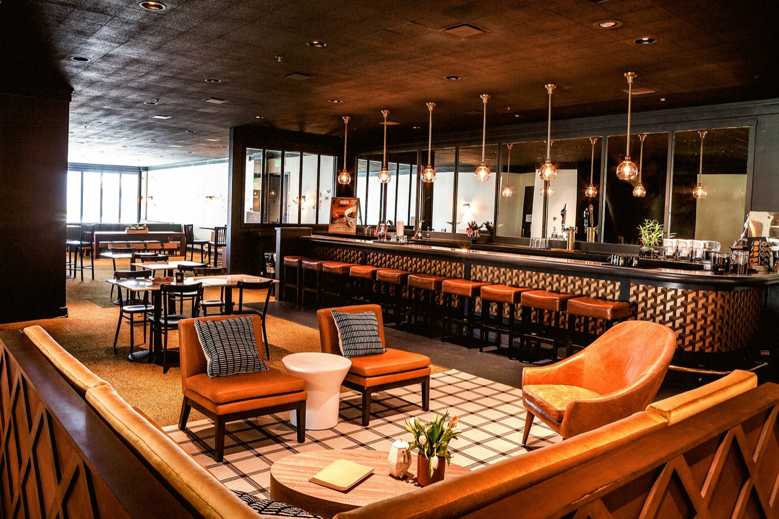 Restaurant en bar van een hotel met loungestoelen