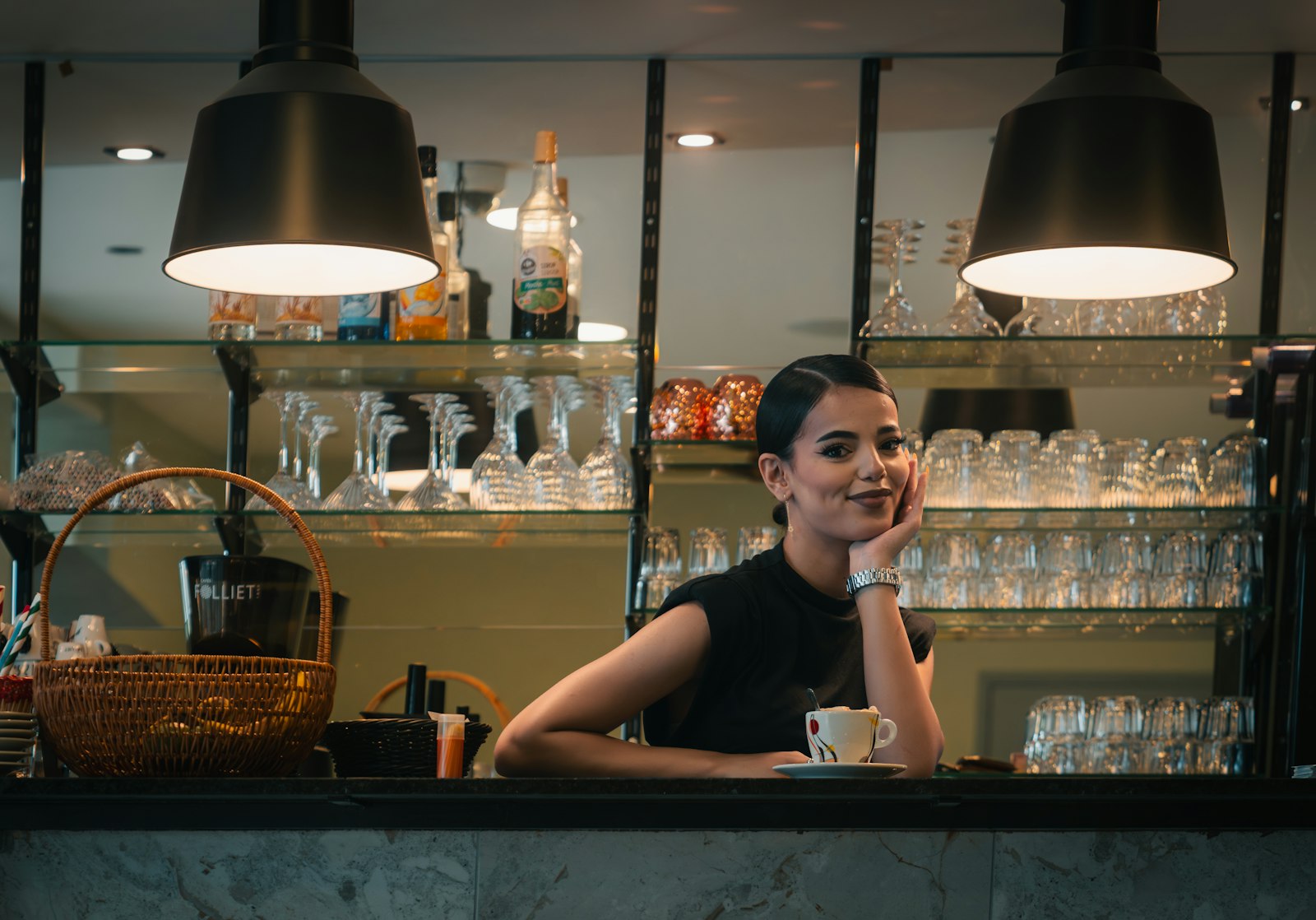 Een gast met koffie aan de bar van een koffiezaak