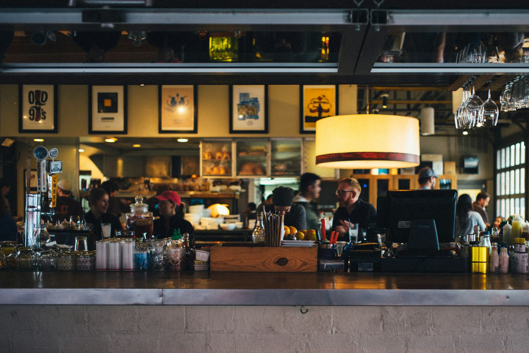 Ober met een dienblad in een drukke restaurantzaal