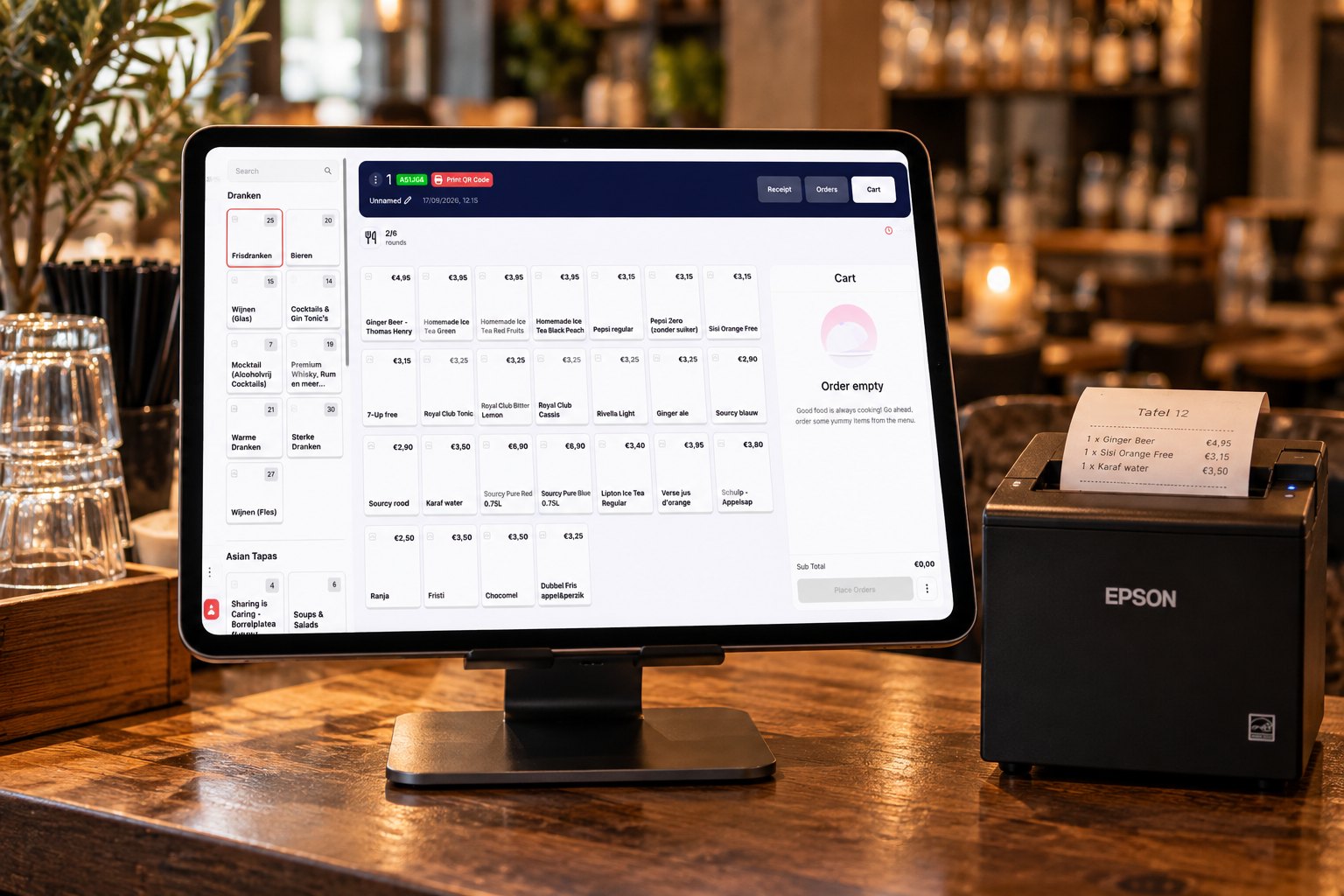 iButler op een tablet aan de bar, naast een bonprinter die een bestelling print