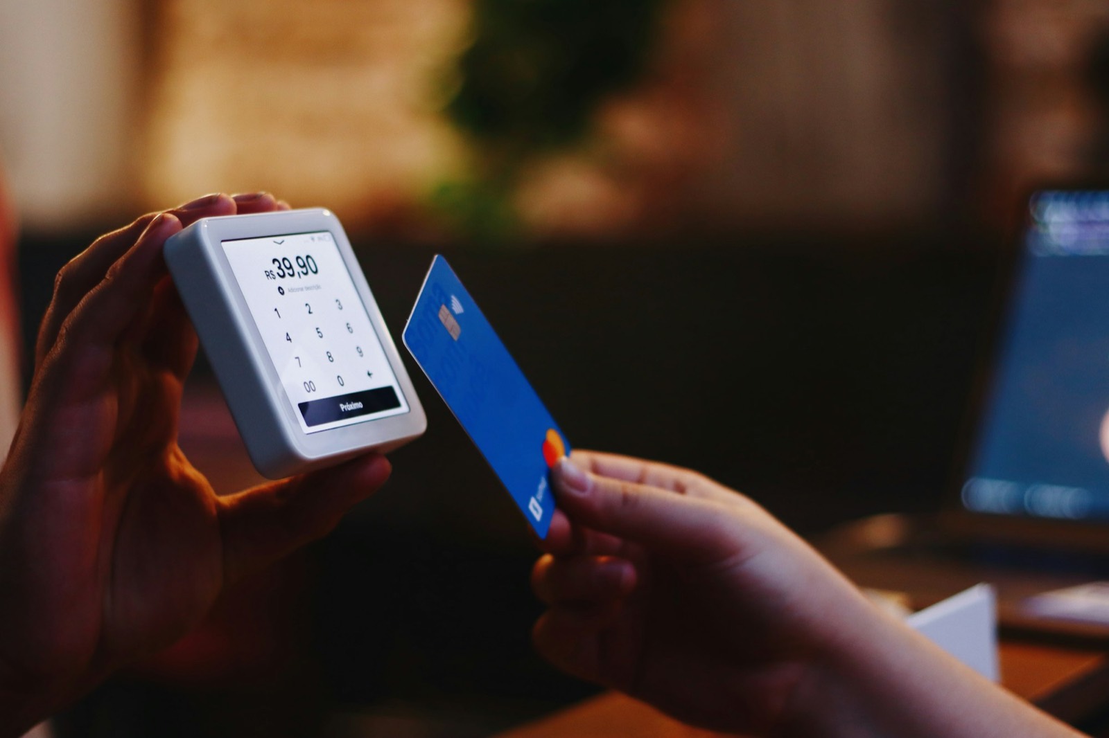 Gast betaalt contactloos met een pas bij een pinautomaat