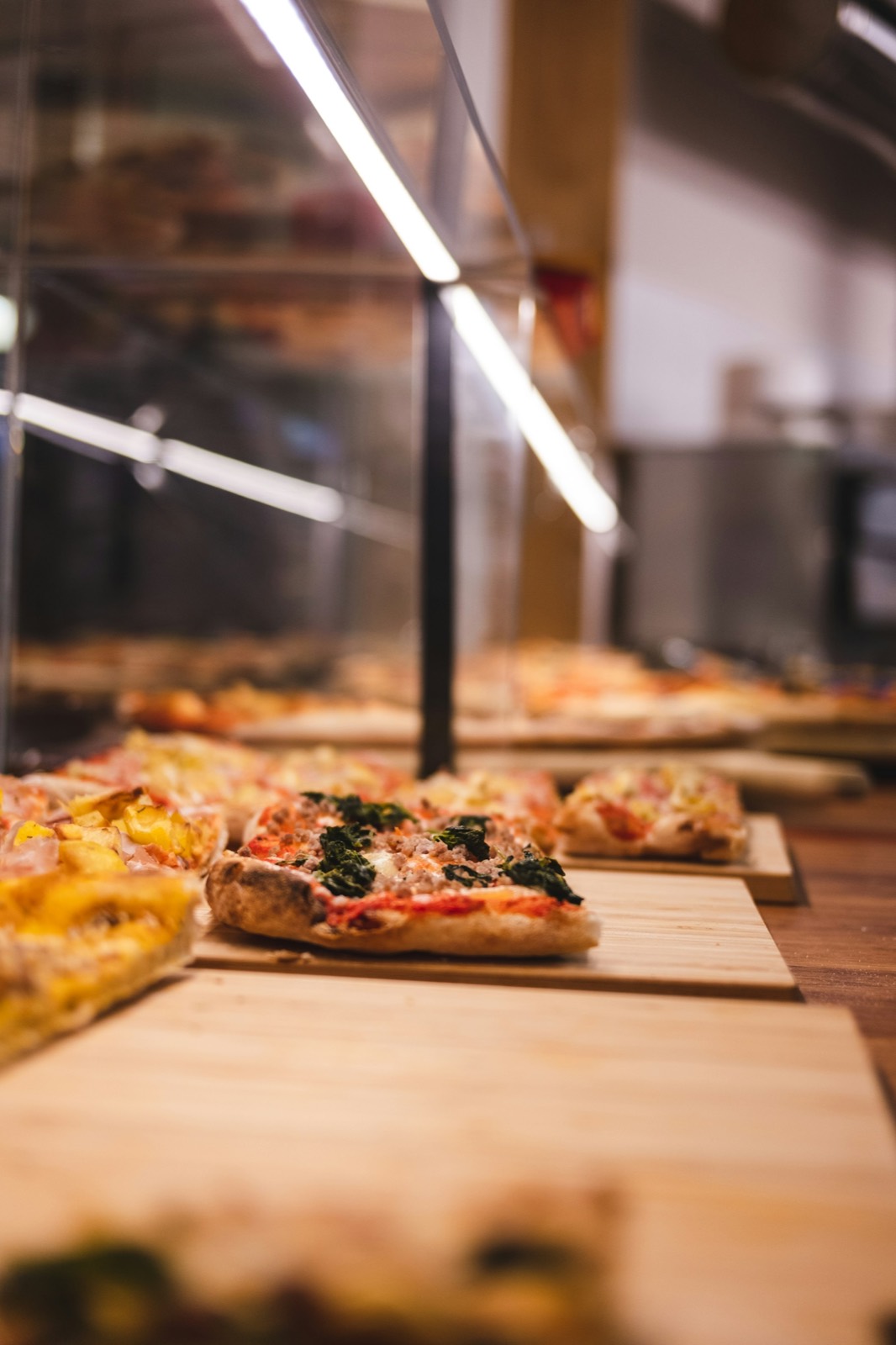 Pizza's op houten planken