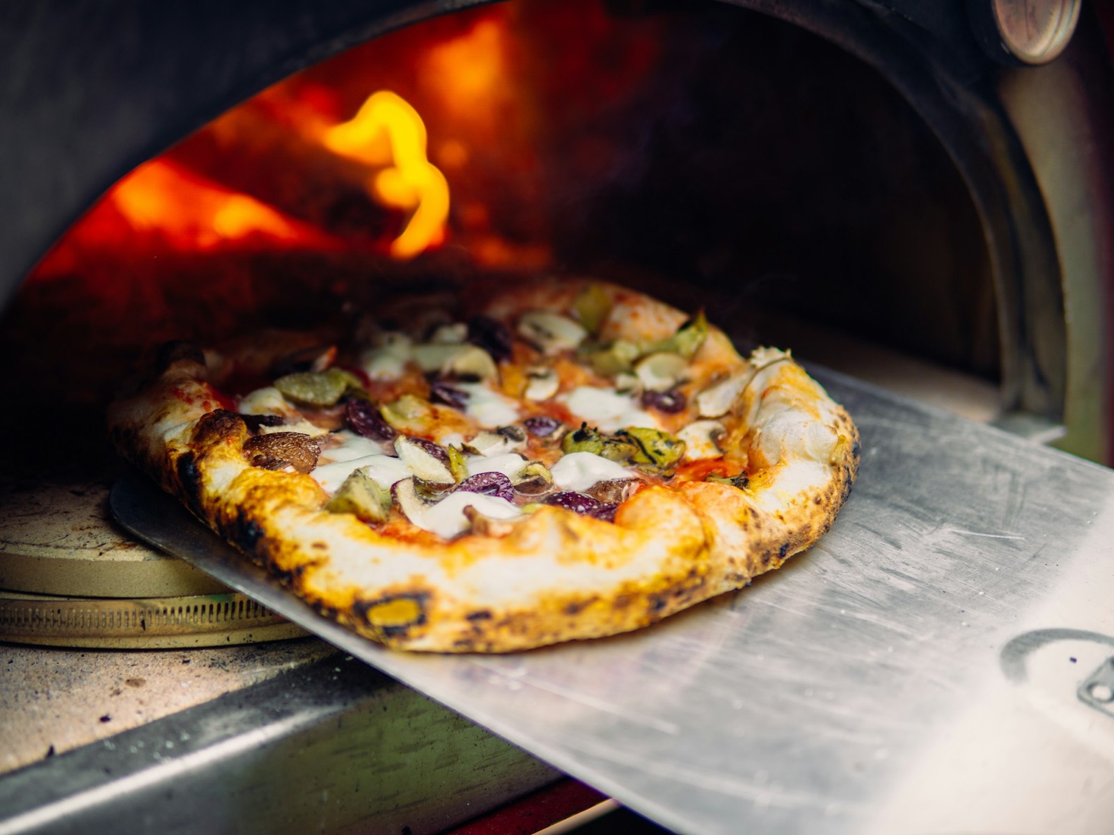 Pizza in een houtgestookte oven