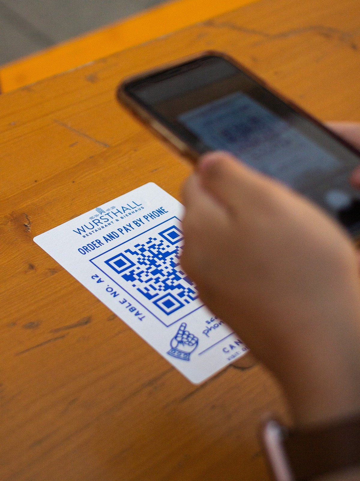 Gast scant met de telefoon de QR-code op tafel