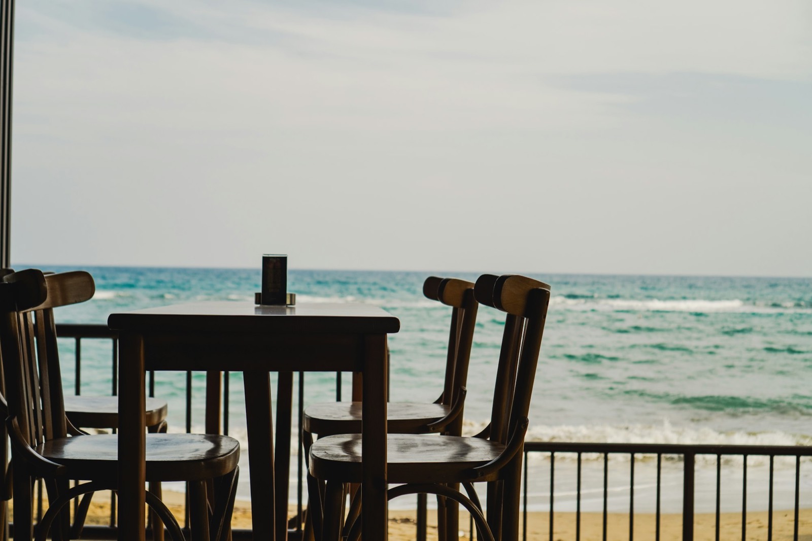 Tafel en stoelen op een terras met uitzicht op zee