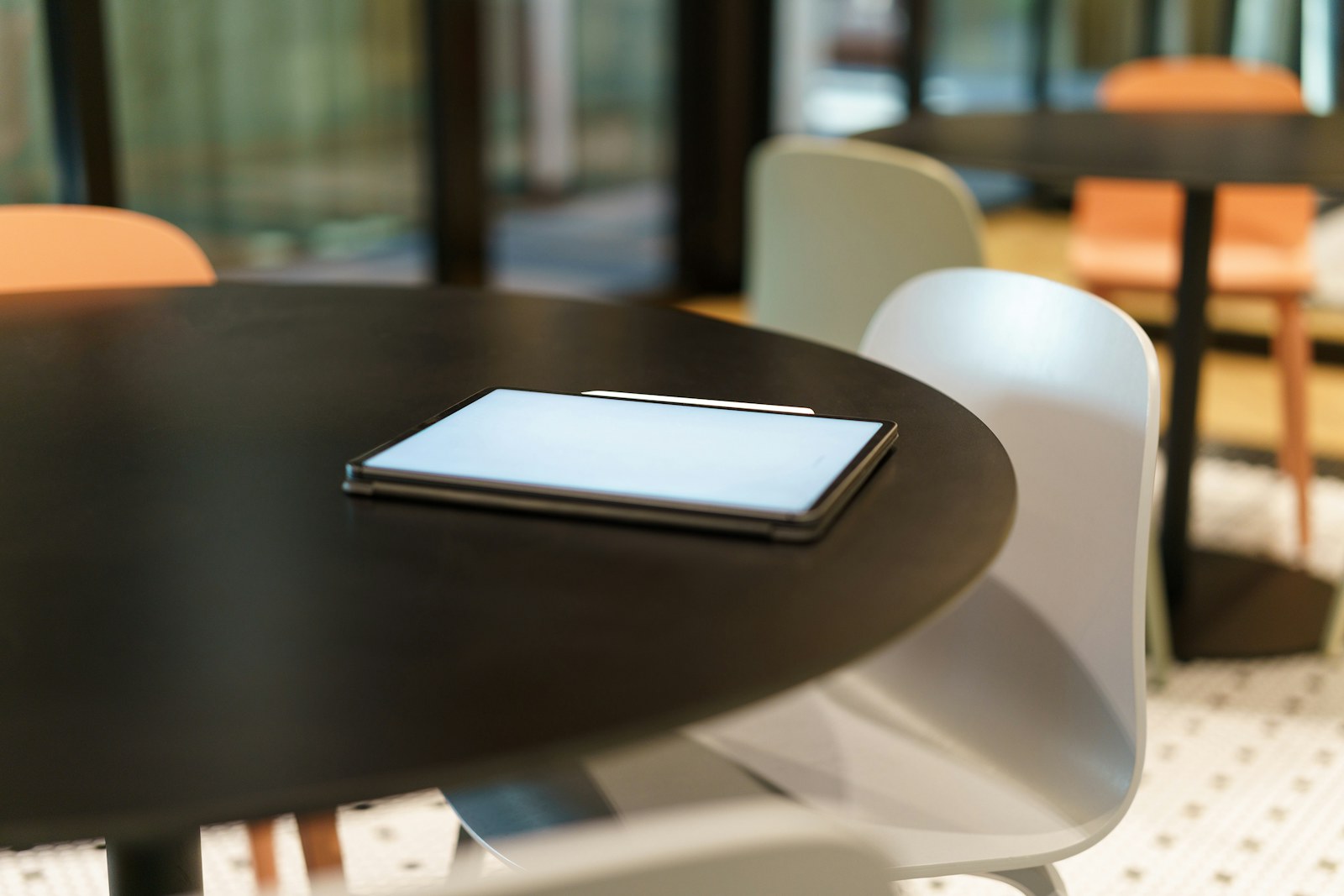Tablet op een tafel in een café